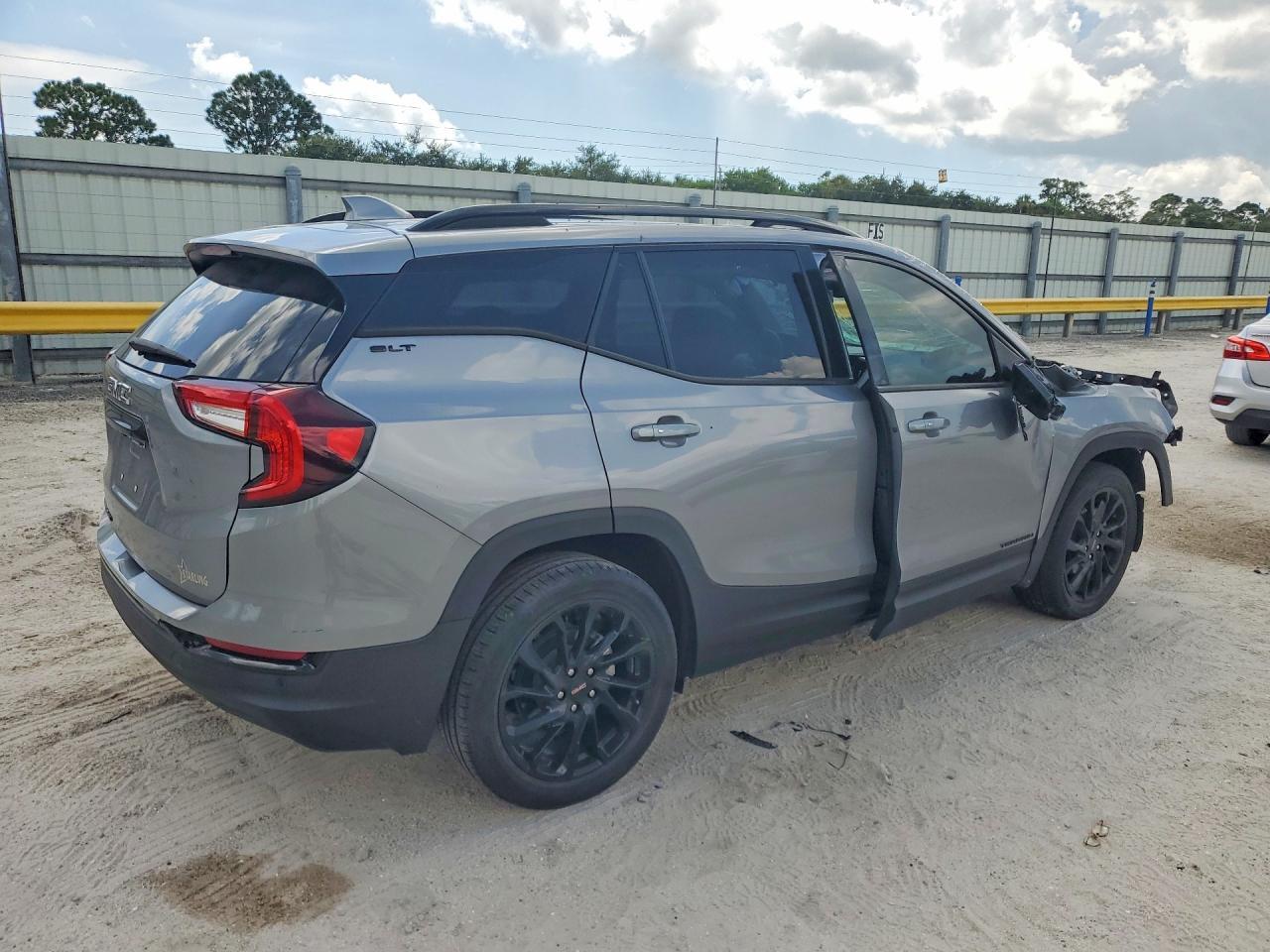 2023 GMC TERRAIN SLT — Фото 3 из 14