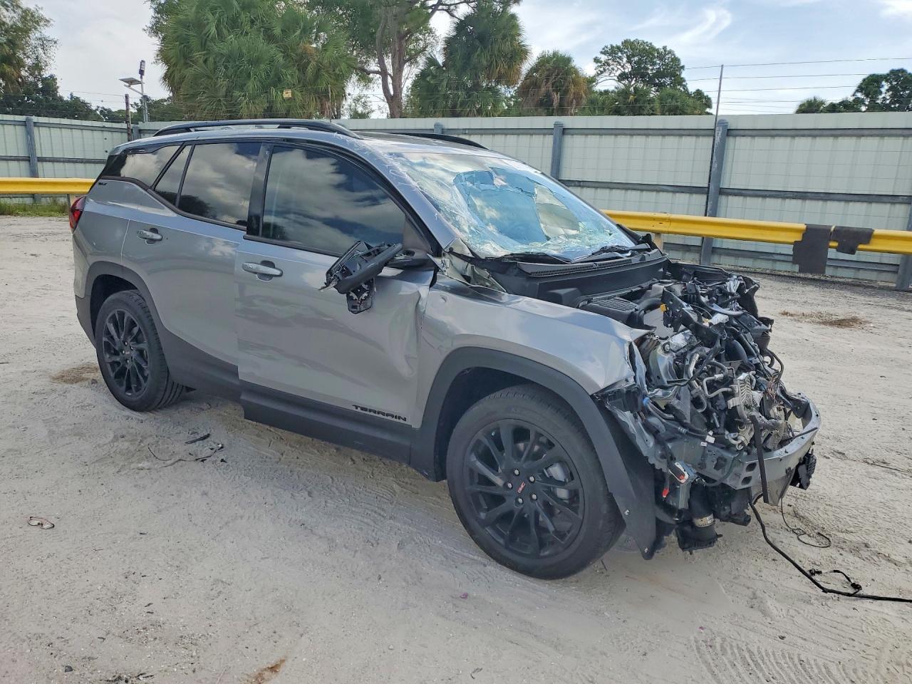 2023 GMC TERRAIN SLT — Фото 4 из 14