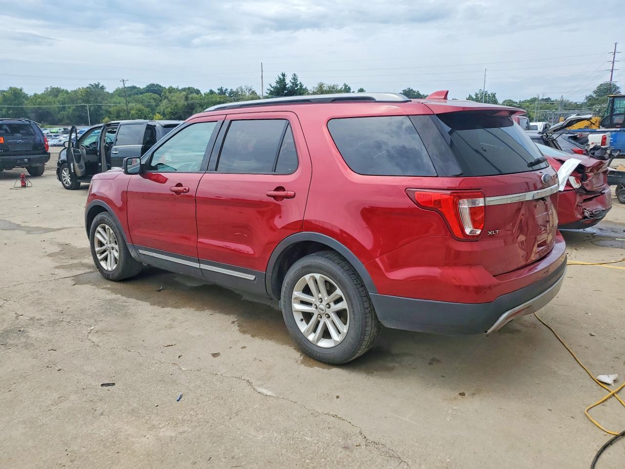 2017 FORD EXPLORER XLT — Фото 2 из 13