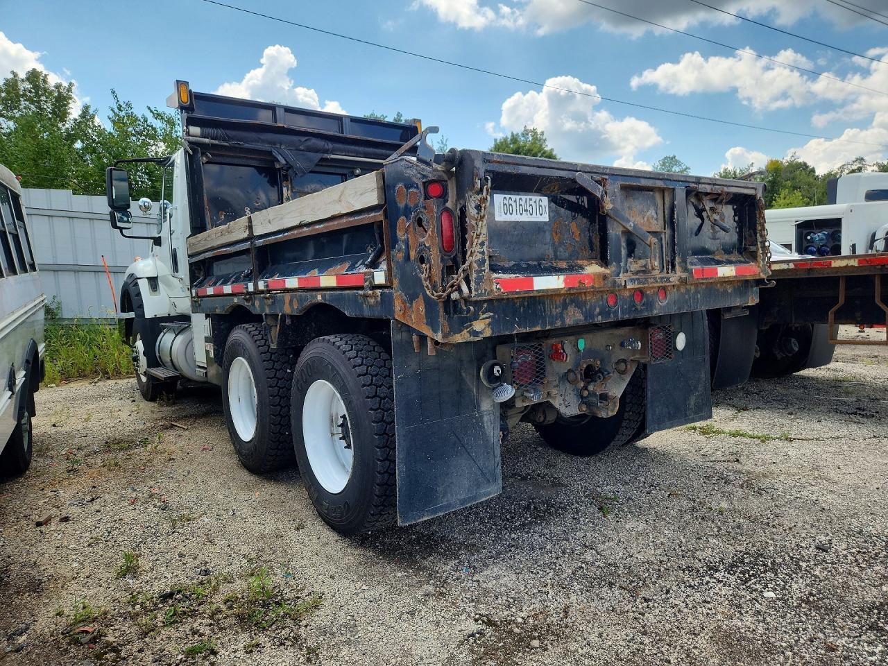 2014 INTERNATIONAL 7600 DUMP TRUCK — Фото 2 из 13