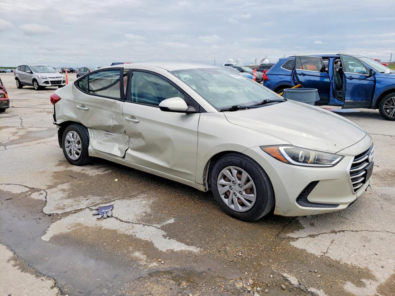 2017 HYUNDAI ELANTRA SE — Фото 4 из 12