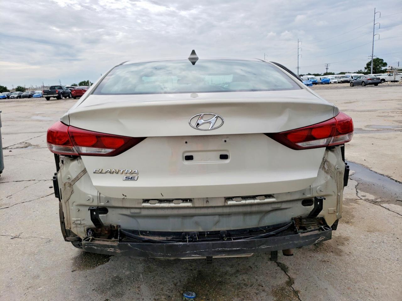 2017 HYUNDAI ELANTRA SE — Фото 6 из 12