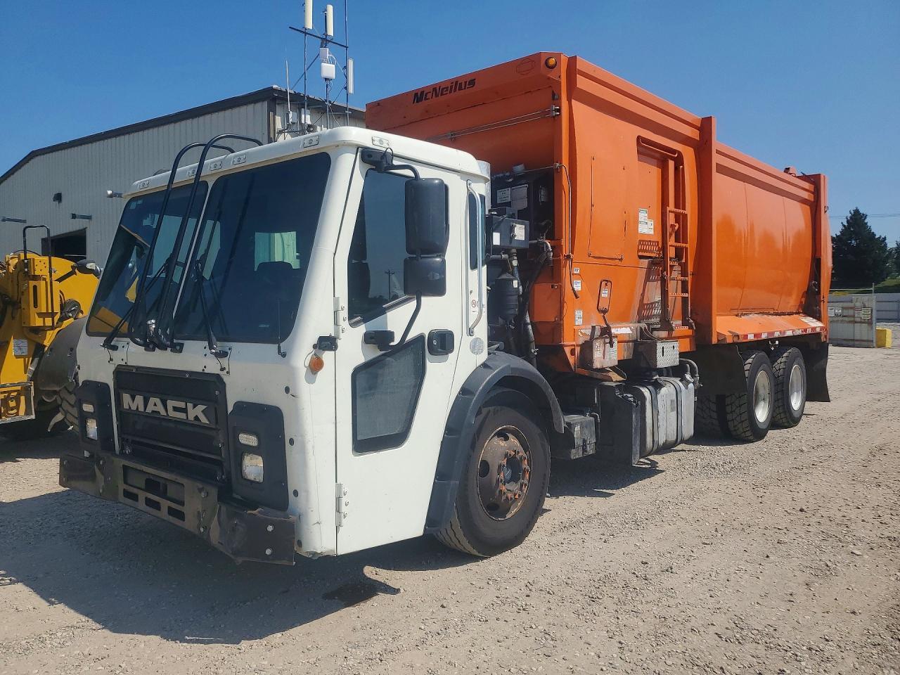 2018 MACK 600 1M2LR06C5JM003390
