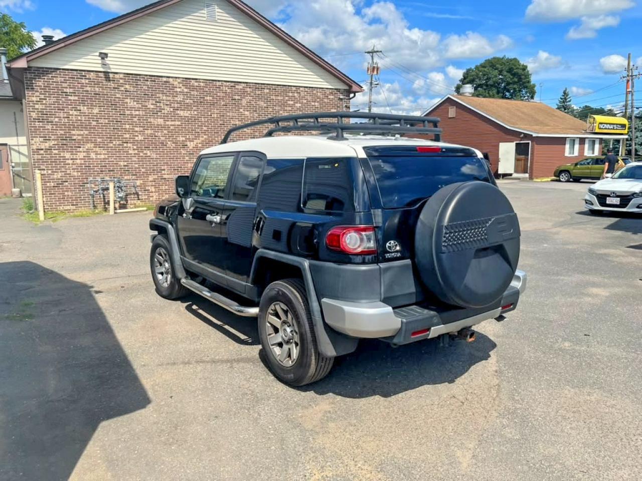 JTEBU4BF5EK181058 2014 TOYOTA FJ CRUISER photo no. 2