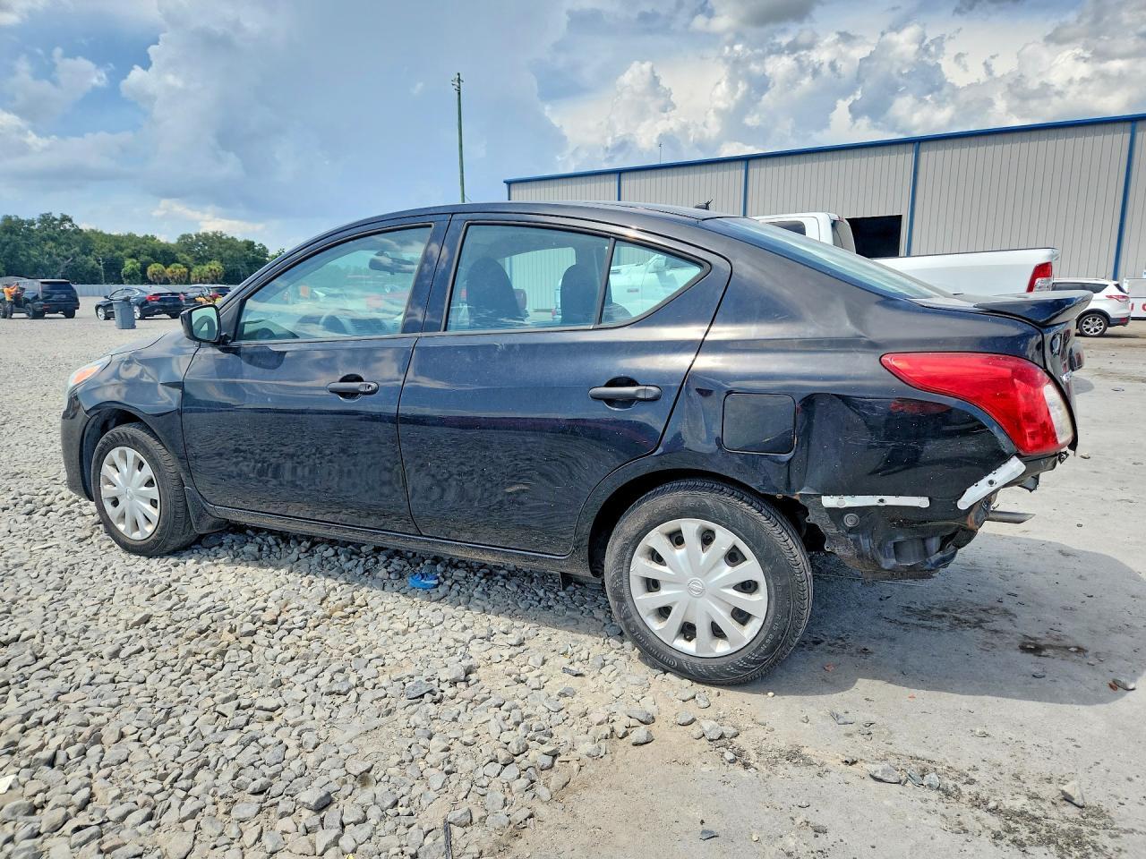 3N1CN7AP3HL828841 2017 NISSAN VERSA photo no. 2