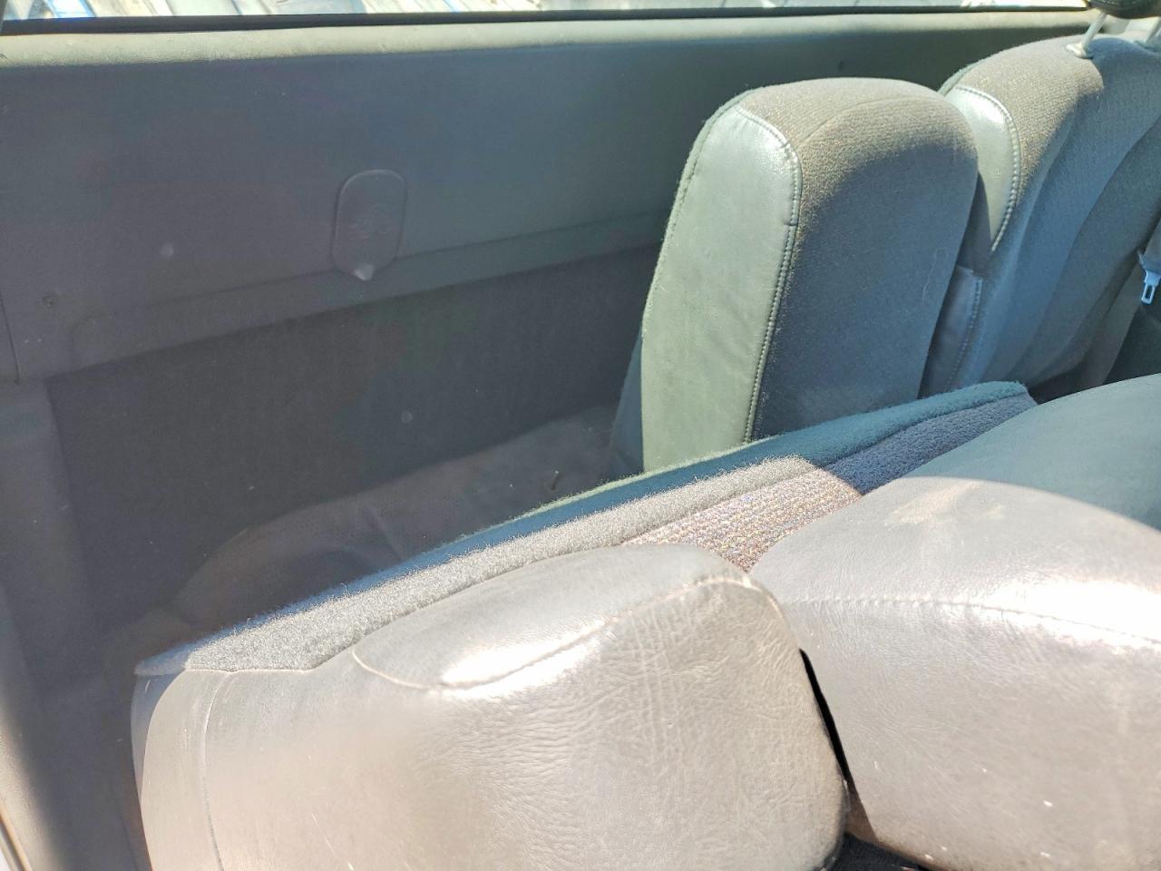 2001 CHEVROLET SILVERADO C1500 — Фото 10 из 13