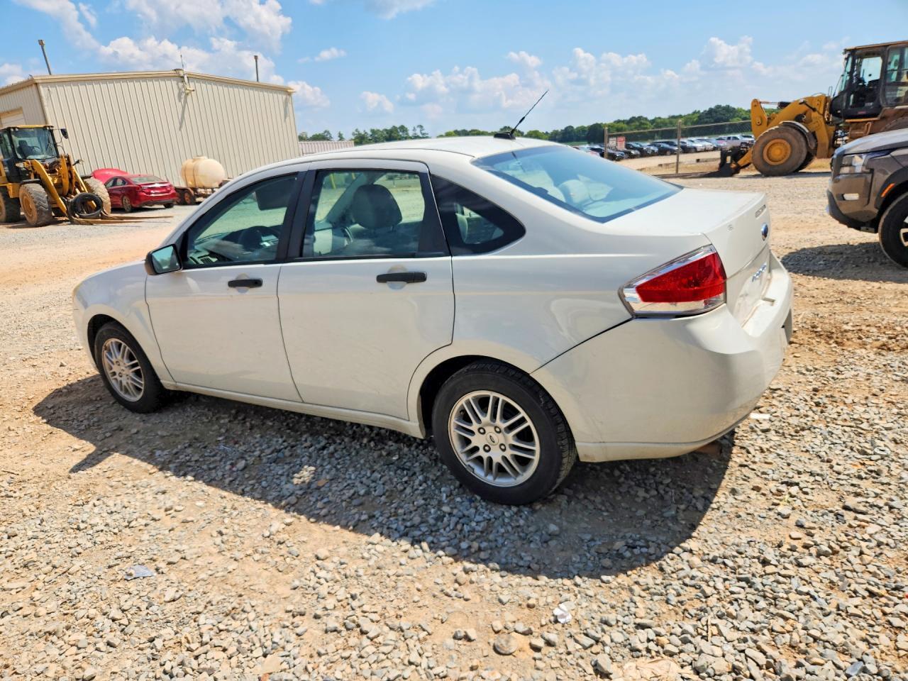 1FAHP3FNXBW122132 2011 FORD FOCUS photo no. 2