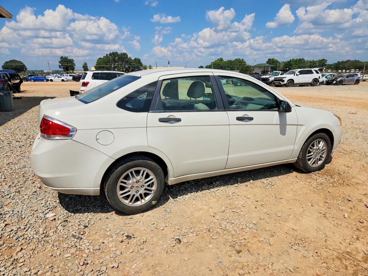 1FAHP3FNXBW122132 2011 FORD FOCUS photo no. 3