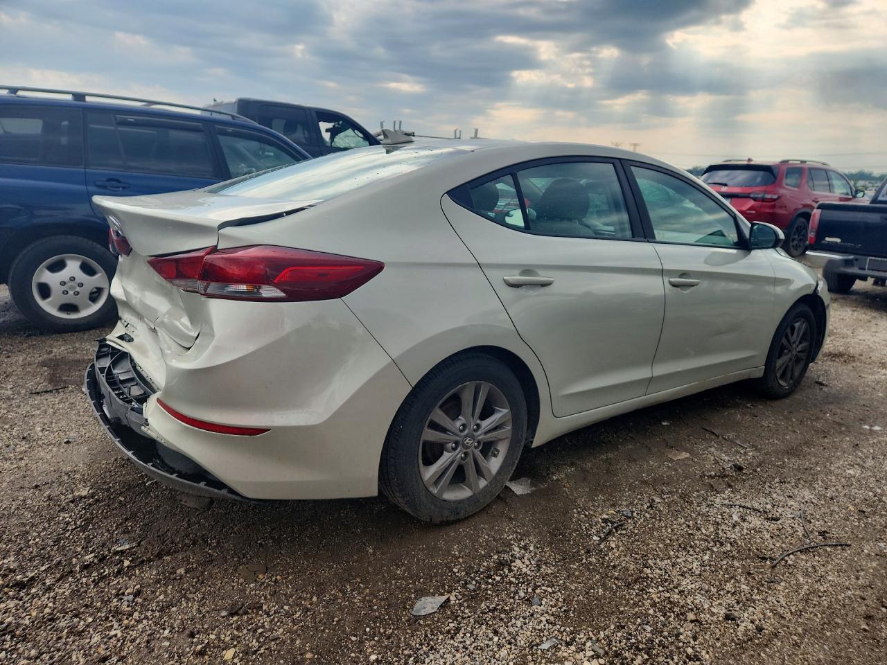 2017 HYUNDAI ELANTRA SE — Фото 3 из 12