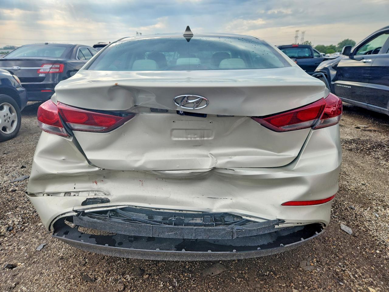 2017 HYUNDAI ELANTRA SE — Фото 6 из 12