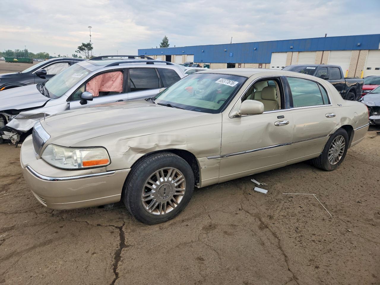 2008 LINCOLN TOWN CAR 2LNHM82V58X663684