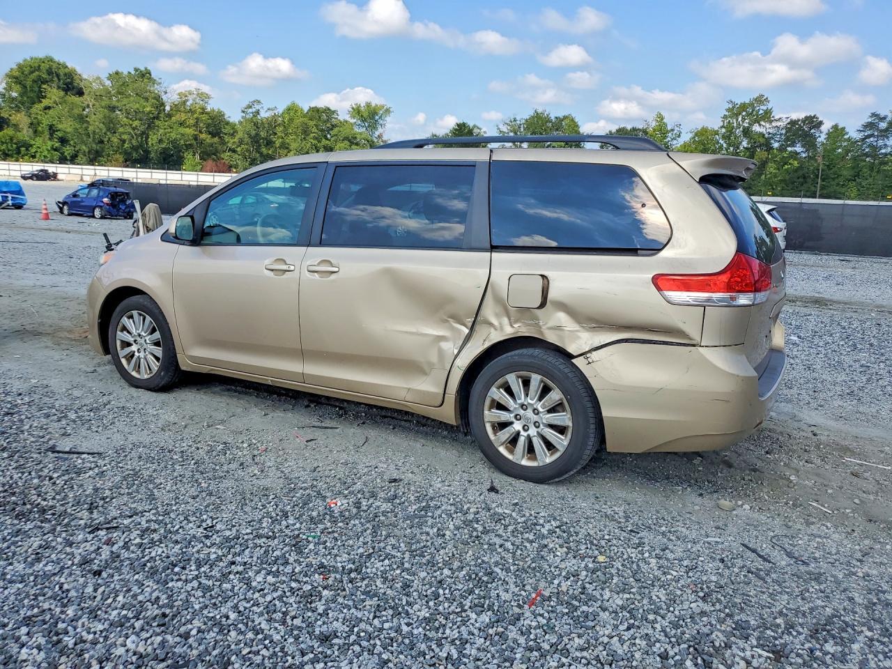 2011 TOYOTA SIENNA XLE 7-PASSENGER — Фото 2 из 13