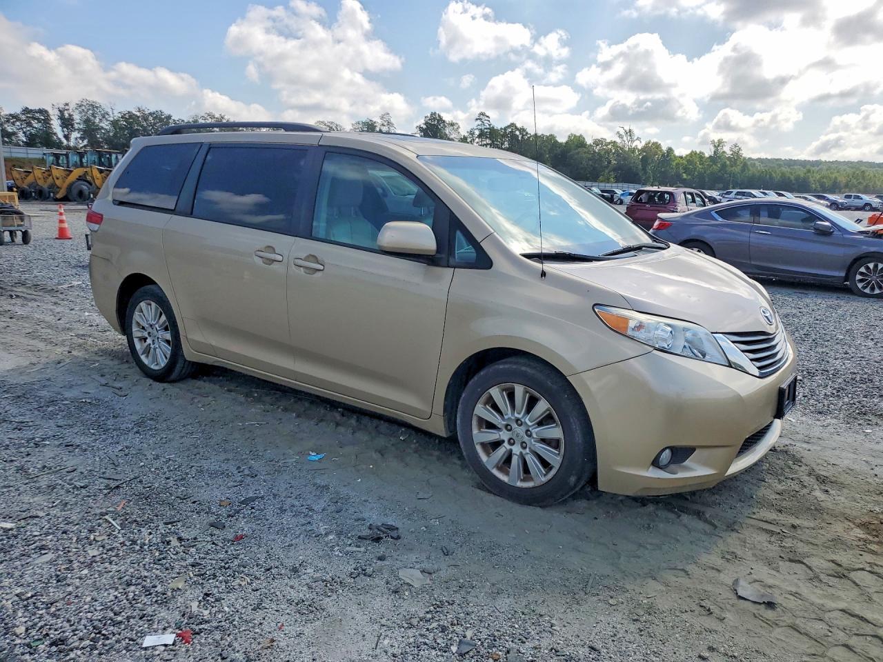 2011 TOYOTA SIENNA XLE 7-PASSENGER — Фото 4 из 13