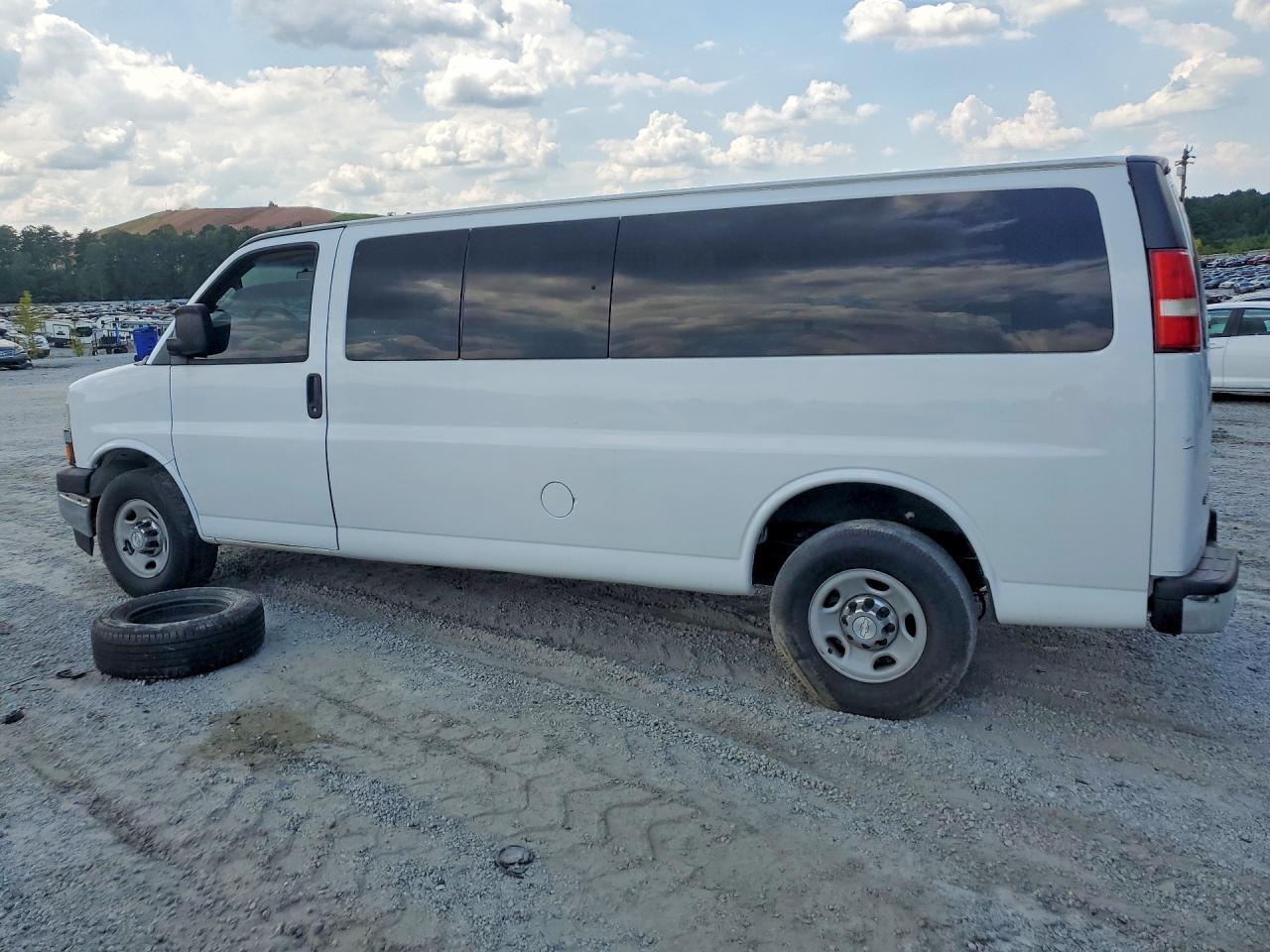 2017 CHEVROLET EXPRESS G3500 LT — Фото 2 из 13