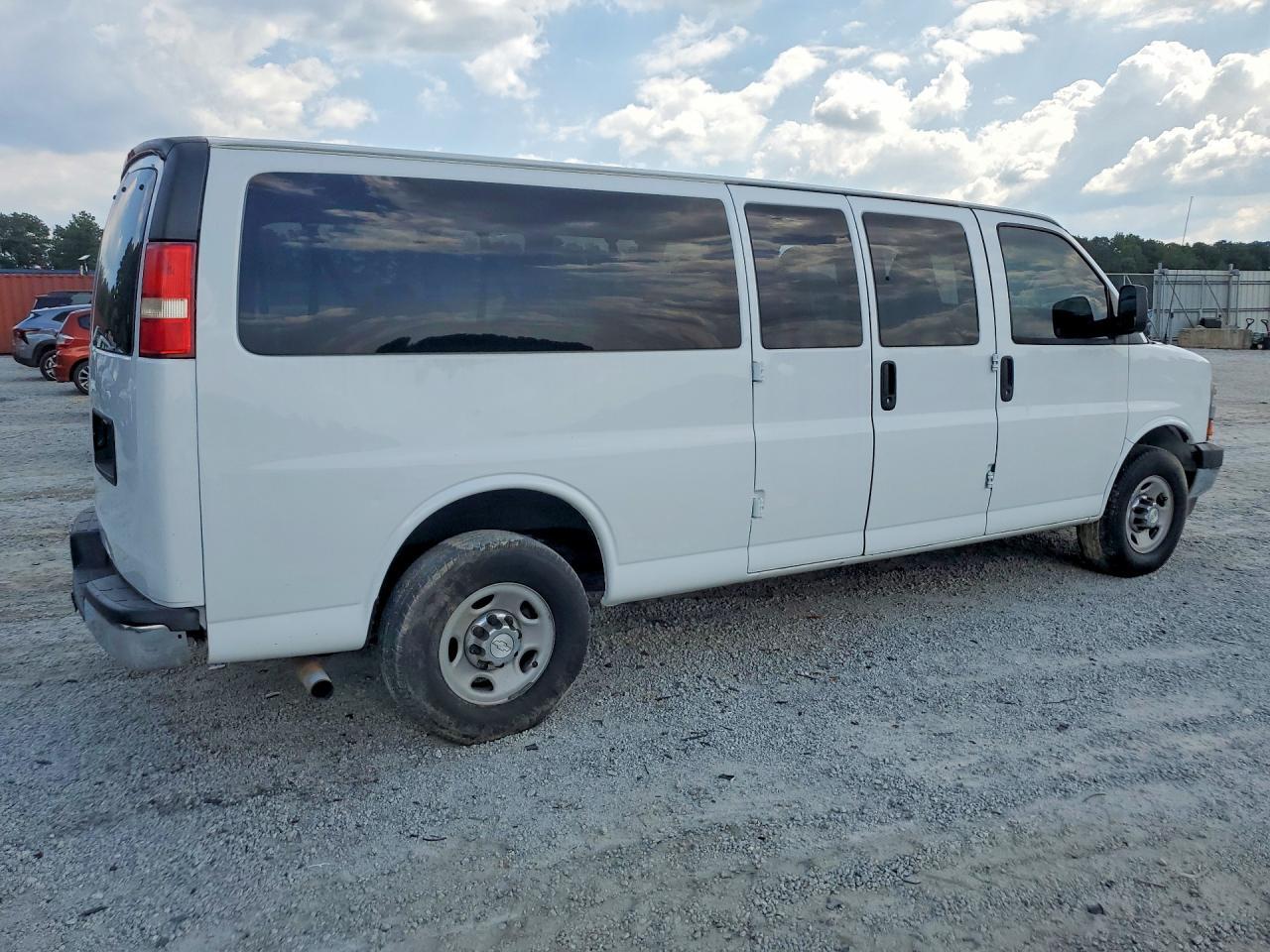 2017 CHEVROLET EXPRESS G3500 LT — Фото 3 из 13