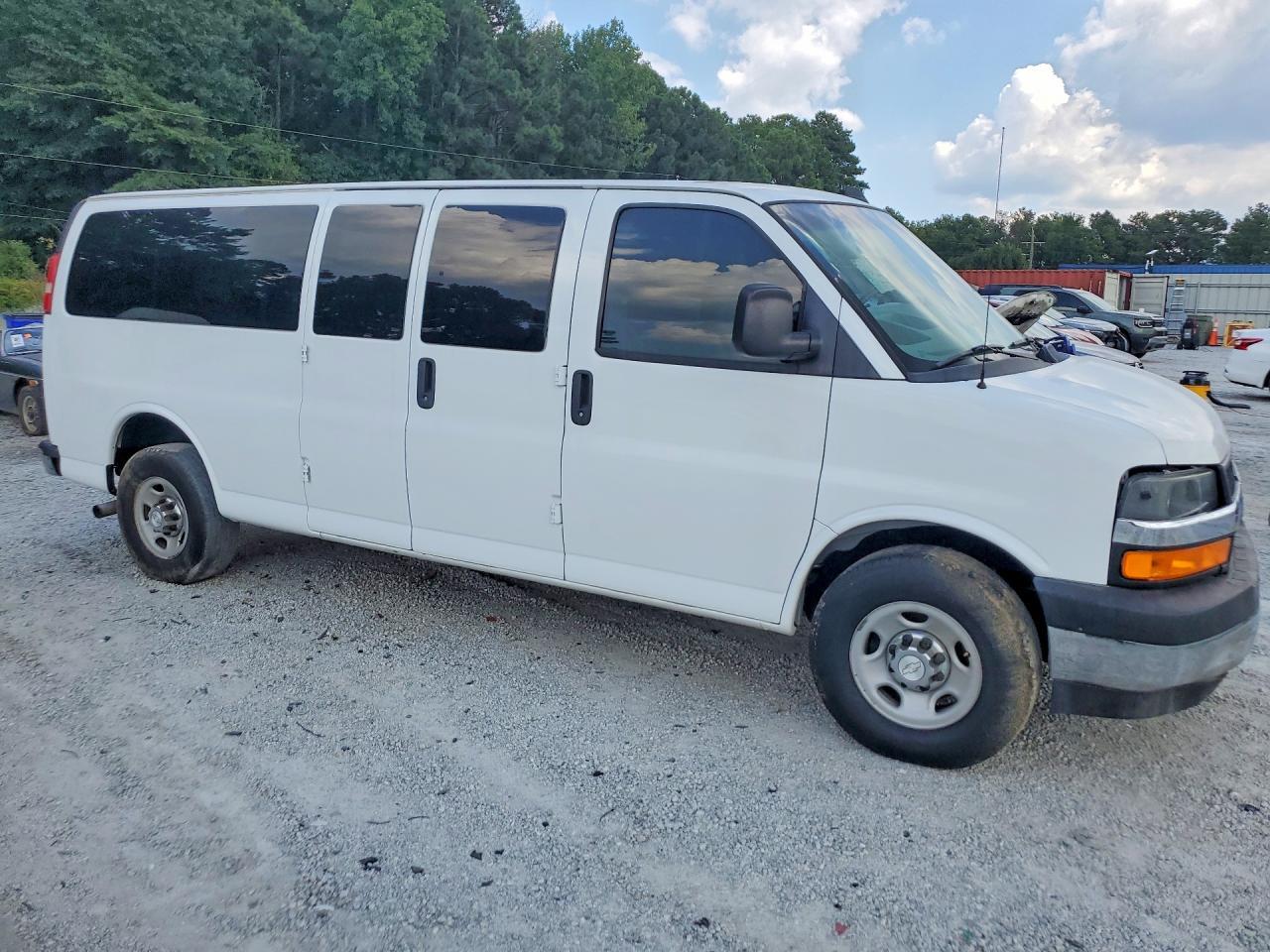 2017 CHEVROLET EXPRESS G3500 LT — Фото 4 из 13