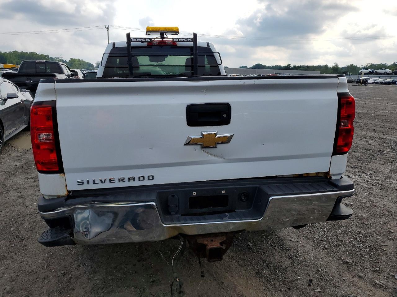2018 CHEVROLET SILVERADO K2500 HEAVY DUTY — Фото 6 из 12