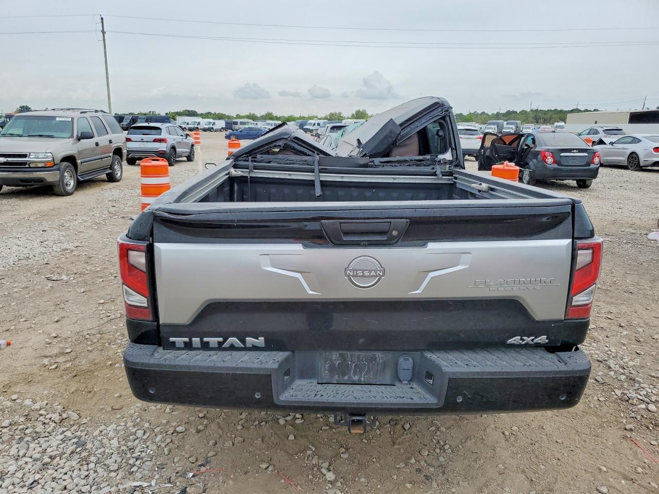 2023 NISSAN TITAN PLATINUM RESERVE — Фото 6 из 12