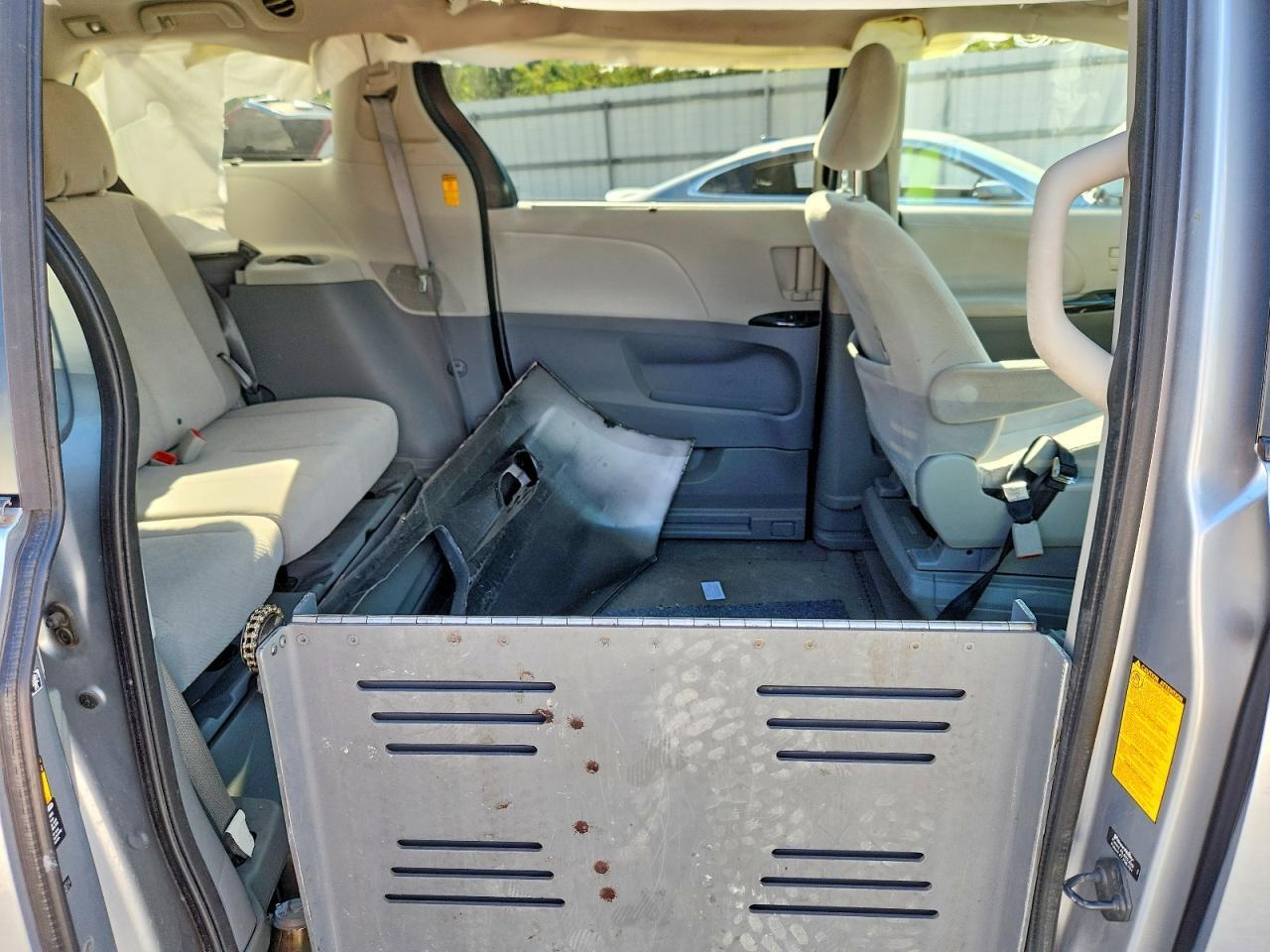 2014 TOYOTA SIENNA LE — Фото 11 из 13