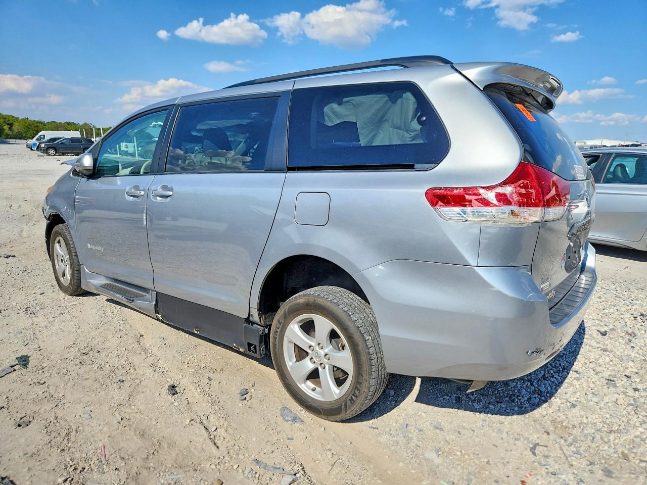 2014 TOYOTA SIENNA LE — Фото 2 из 13
