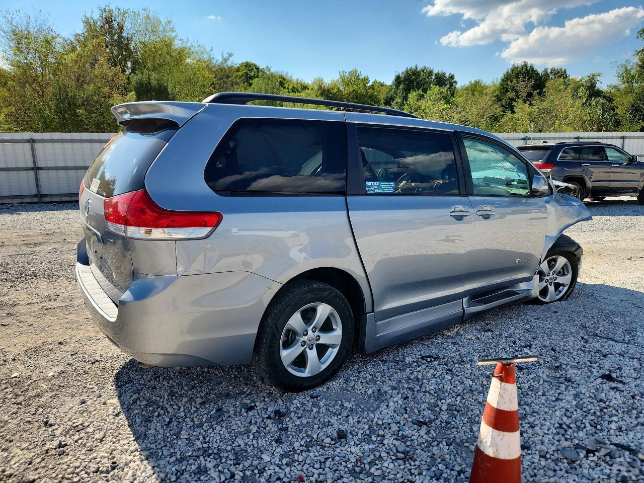 2014 TOYOTA SIENNA LE — Фото 3 из 13