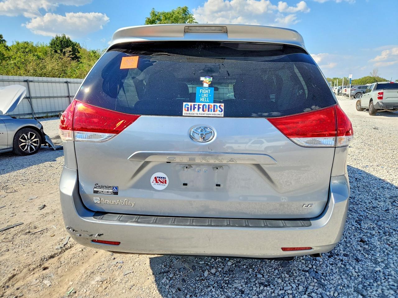 2014 TOYOTA SIENNA LE — Фото 6 из 13