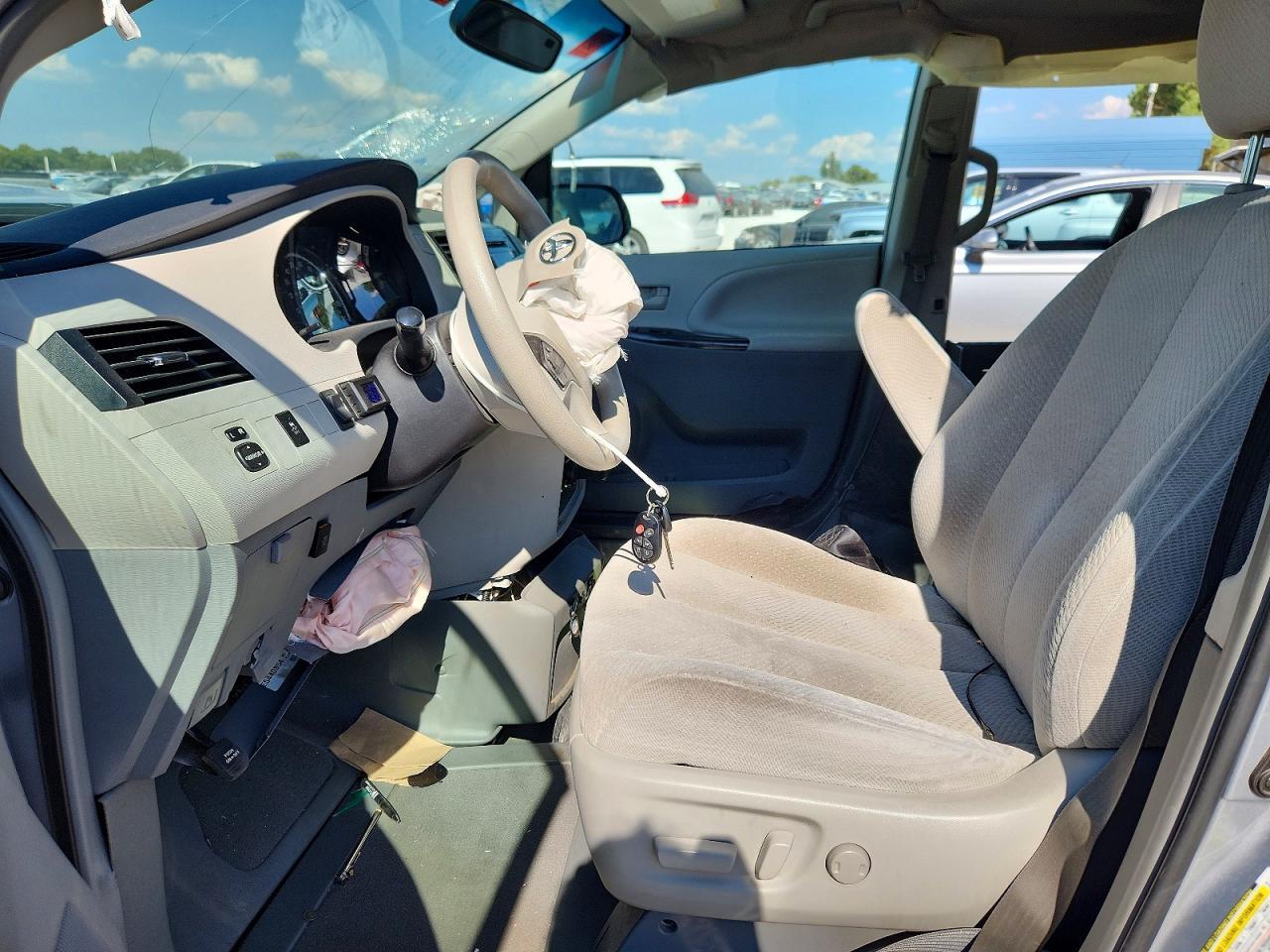 2014 TOYOTA SIENNA LE — Фото 7 из 13