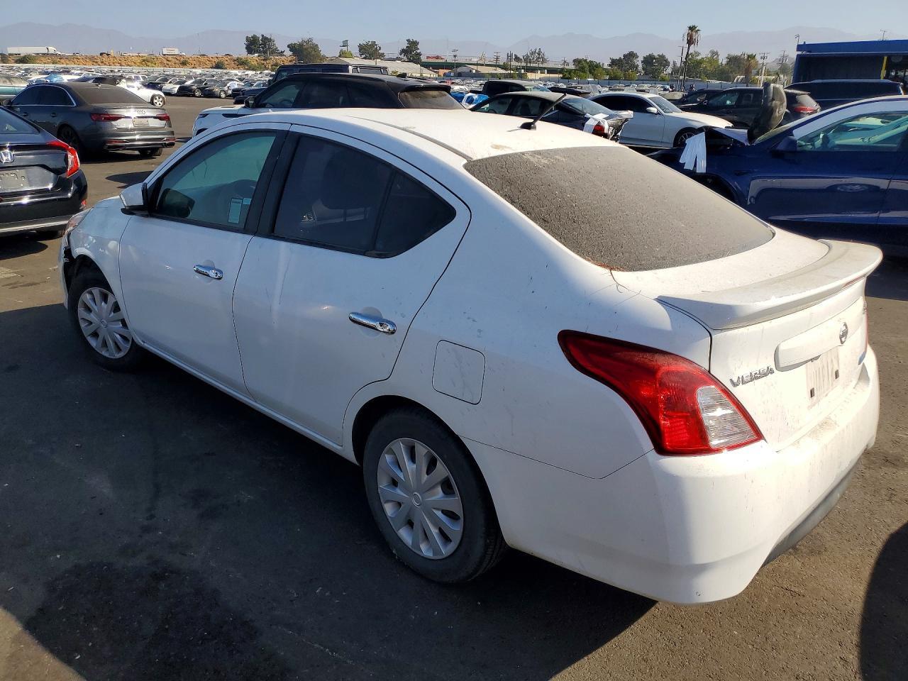 2015 NISSAN VERSA 1.6 SV — Фото 2 из 12
