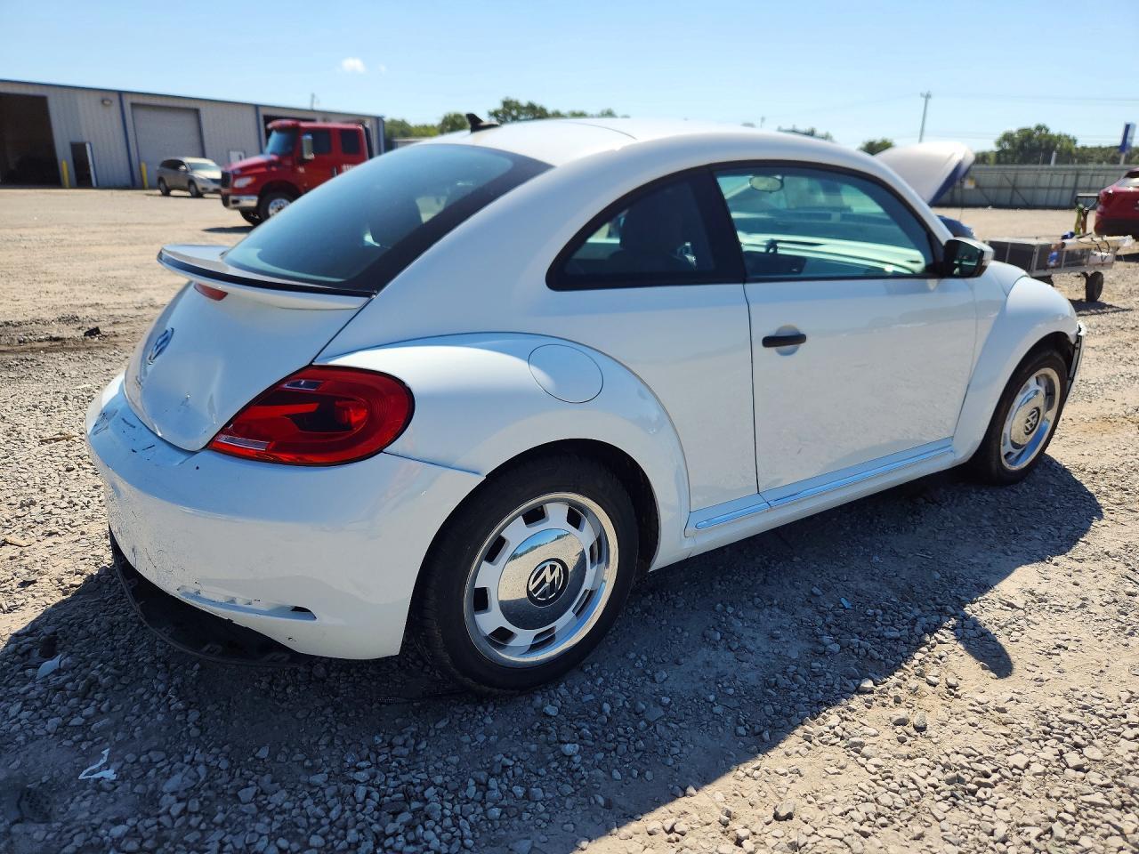 2016 VOLKSWAGEN BEETLE 1.8T — Фото 3 из 12