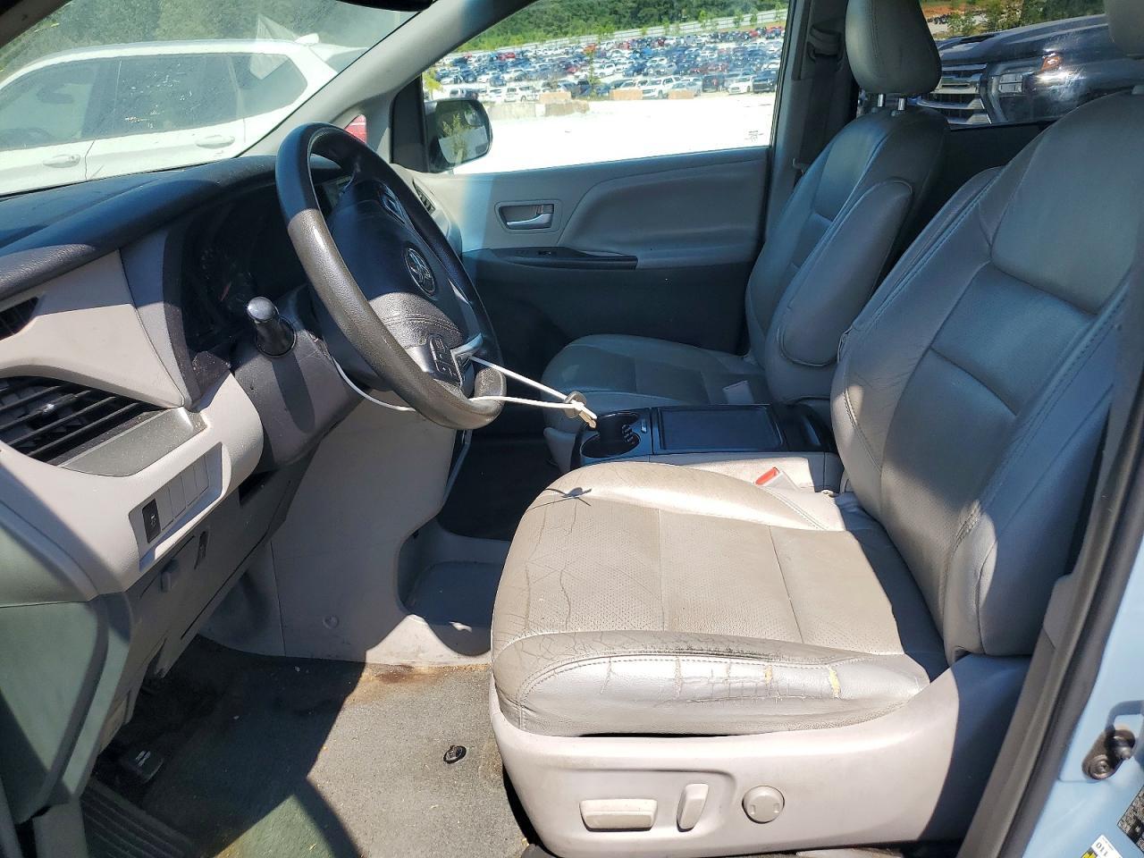 2015 TOYOTA SIENNA LE — Фото 7 из 13