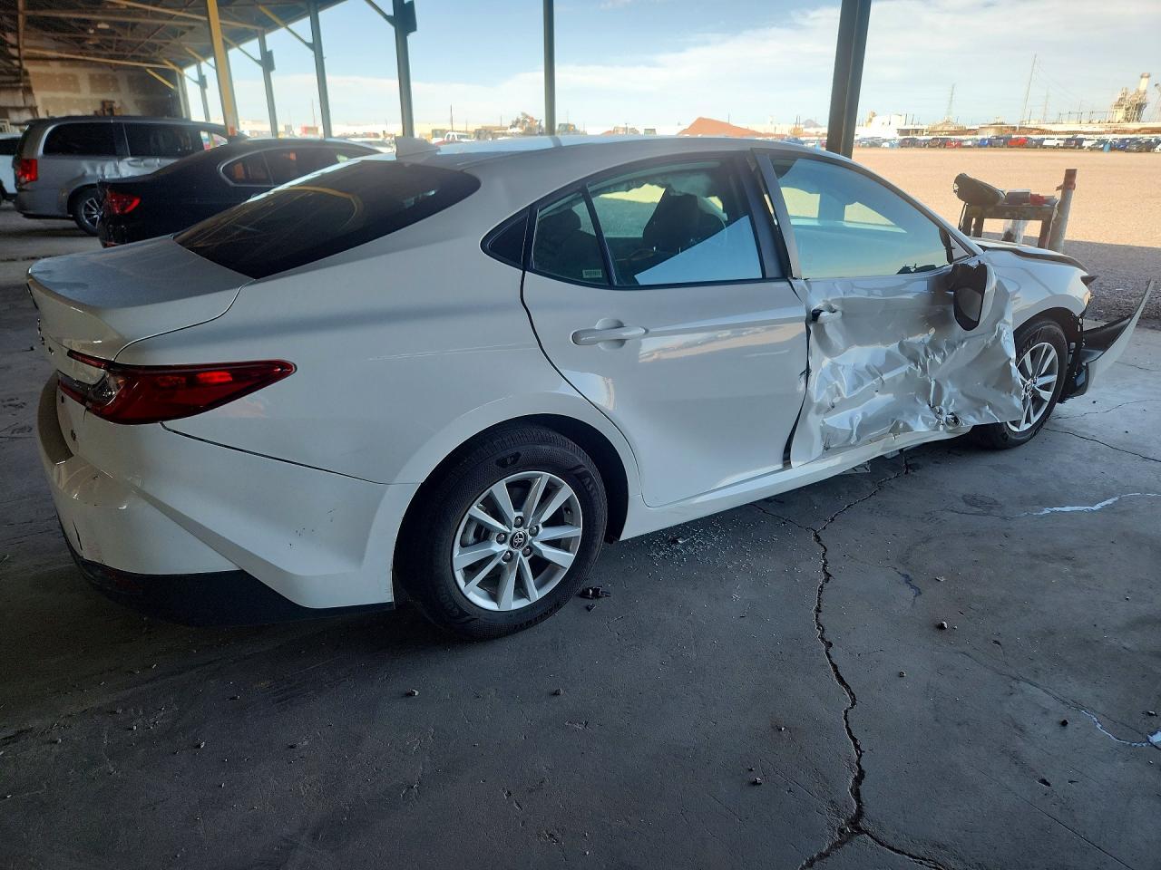 2026 TOYOTA CAMRY LE — Фото 3 из 13