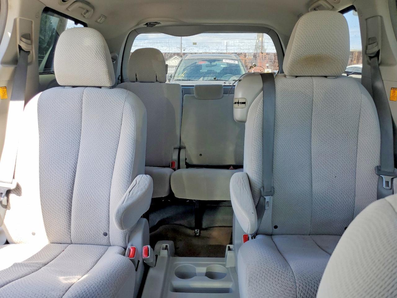 2012 TOYOTA SIENNA LE — Фото 10 из 13