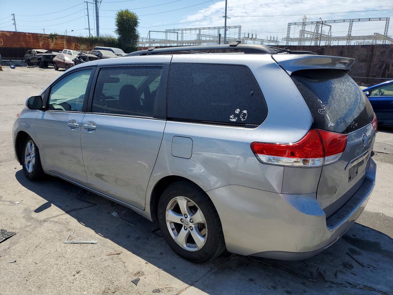 2012 TOYOTA SIENNA LE — Фото 2 из 13