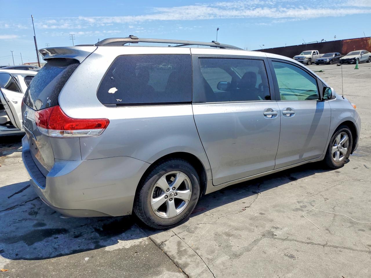 2012 TOYOTA SIENNA LE — Фото 3 из 13