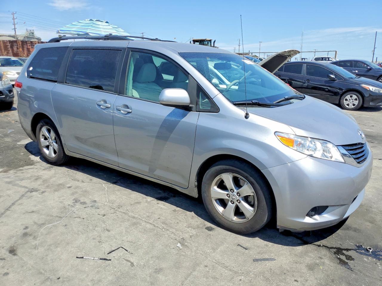 2012 TOYOTA SIENNA LE — Фото 4 из 13
