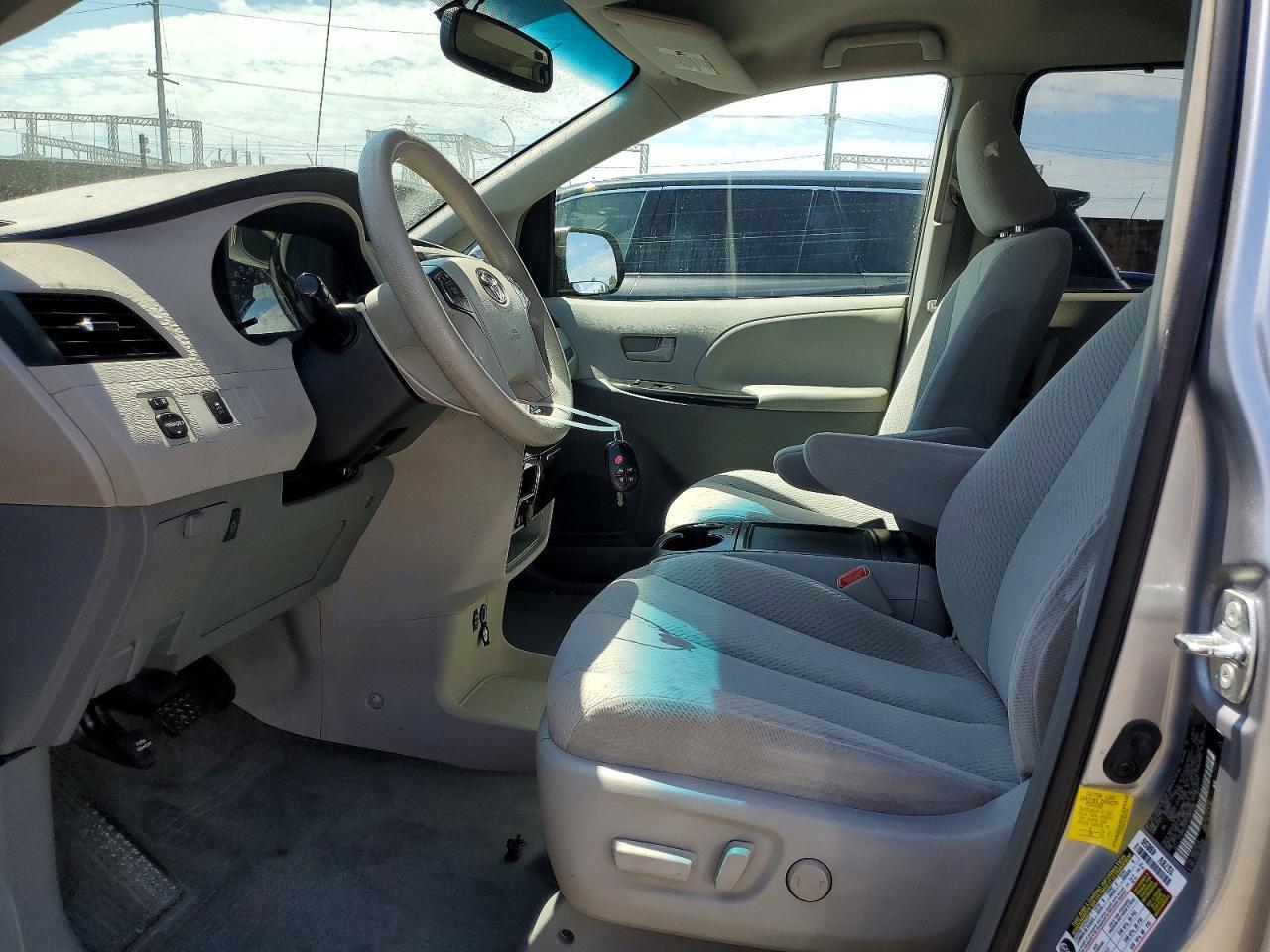 2012 TOYOTA SIENNA LE — Фото 7 из 13