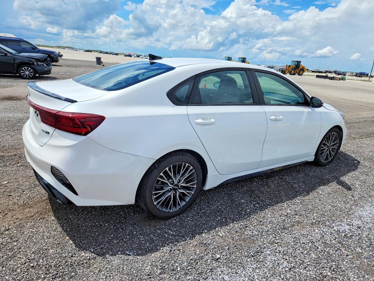 2023 KIA FORTE GT LINE — Фото 3 из 12