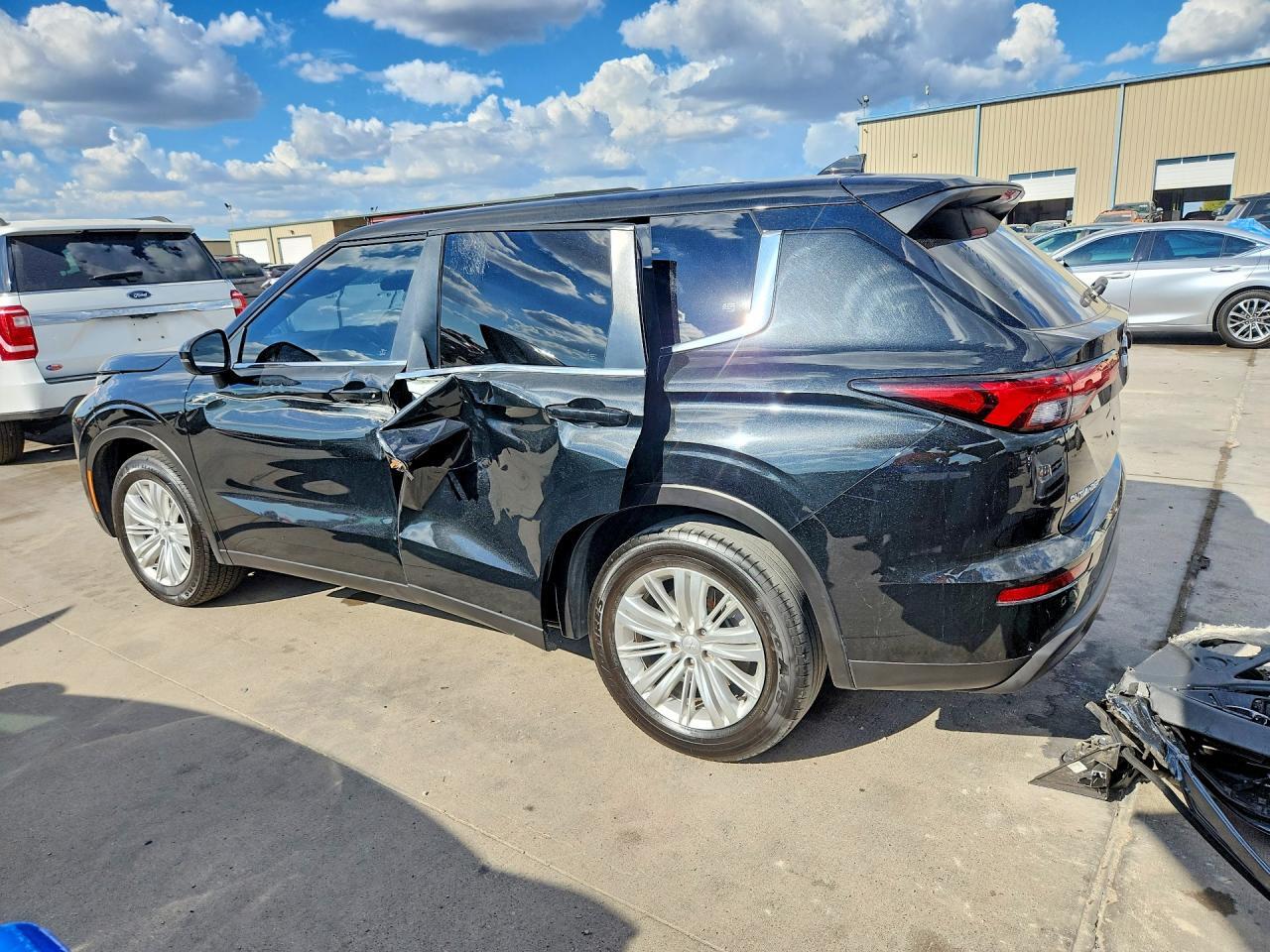 2024 MITSUBISHI OUTLANDER ES — Фото 2 из 13