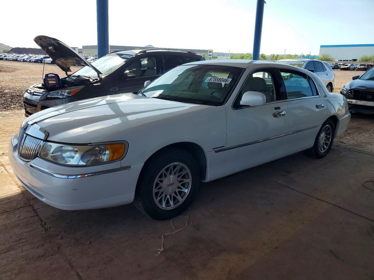 2000 LINCOLN TOWN CAR 1LNHM82W6YY902586