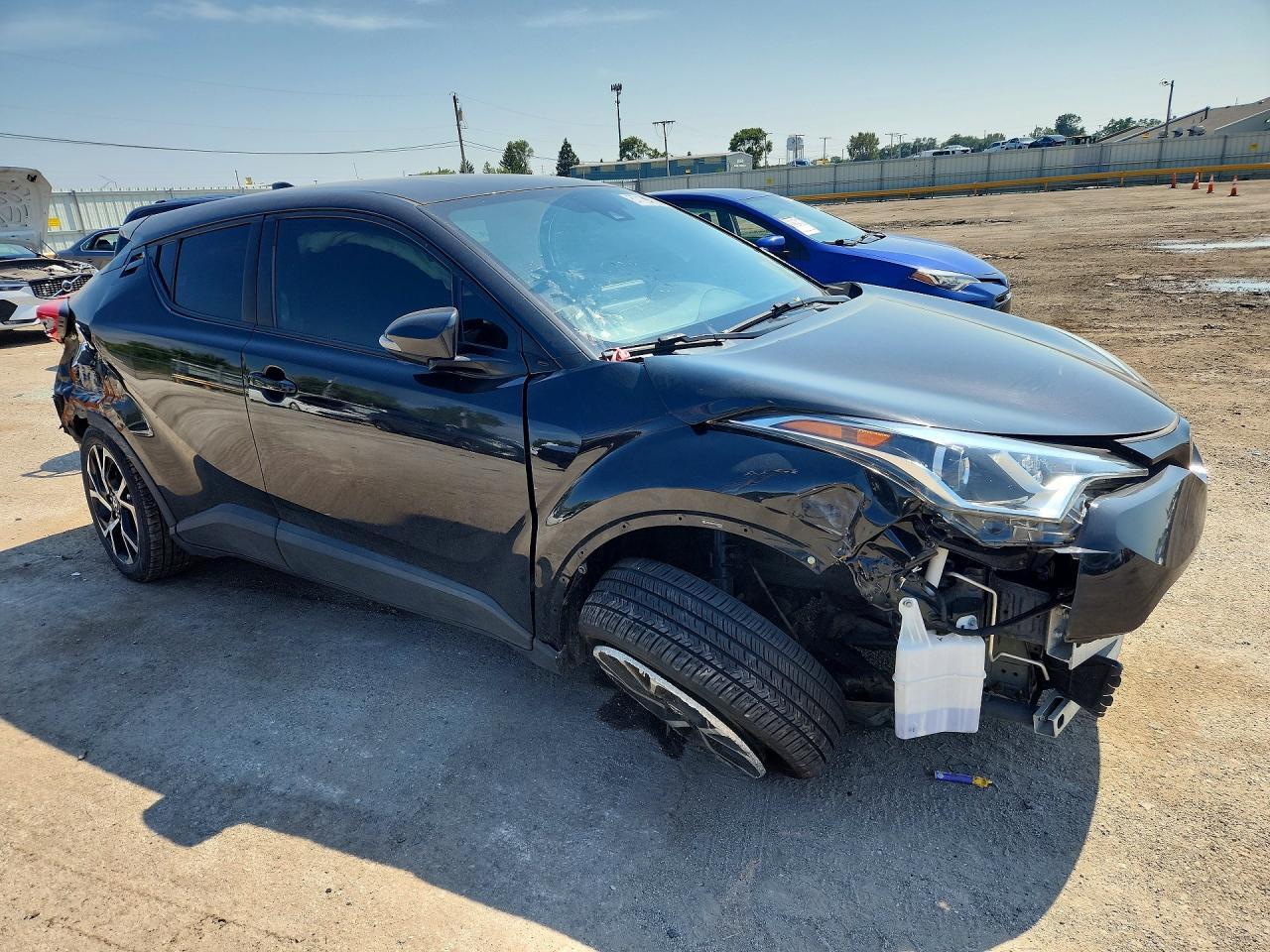 2019 TOYOTA C-HR XLE — Фото 4 из 13