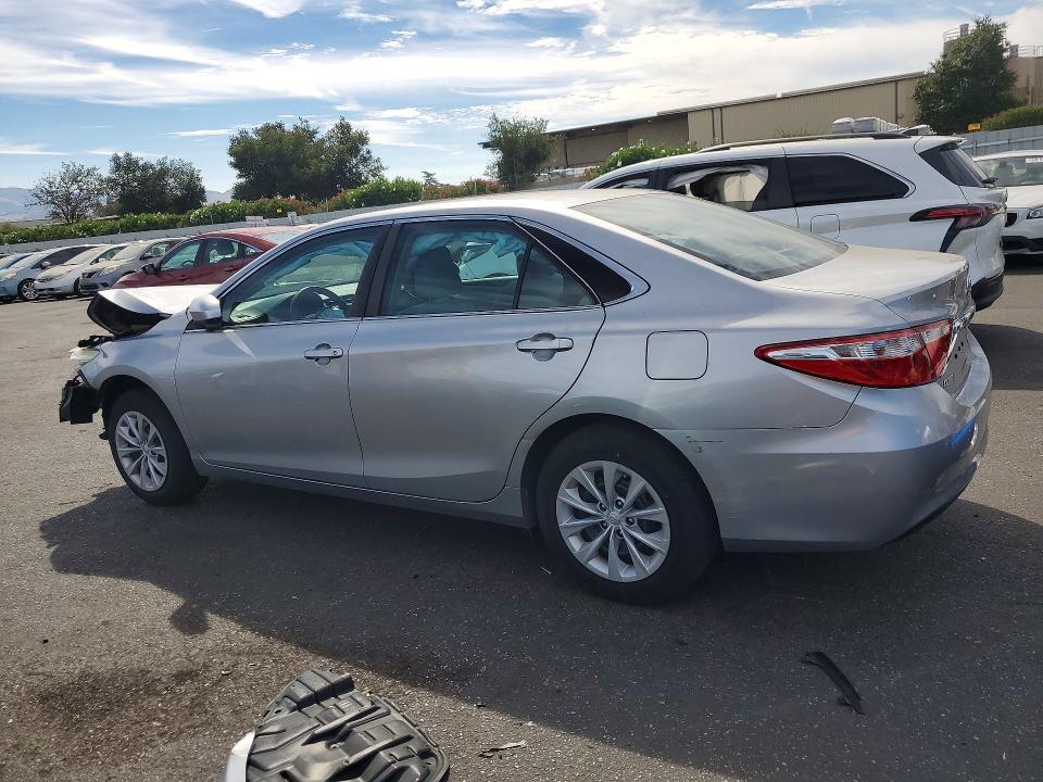4T1BF1FK0HU675563 2017 TOYOTA CAMRY photo no. 2