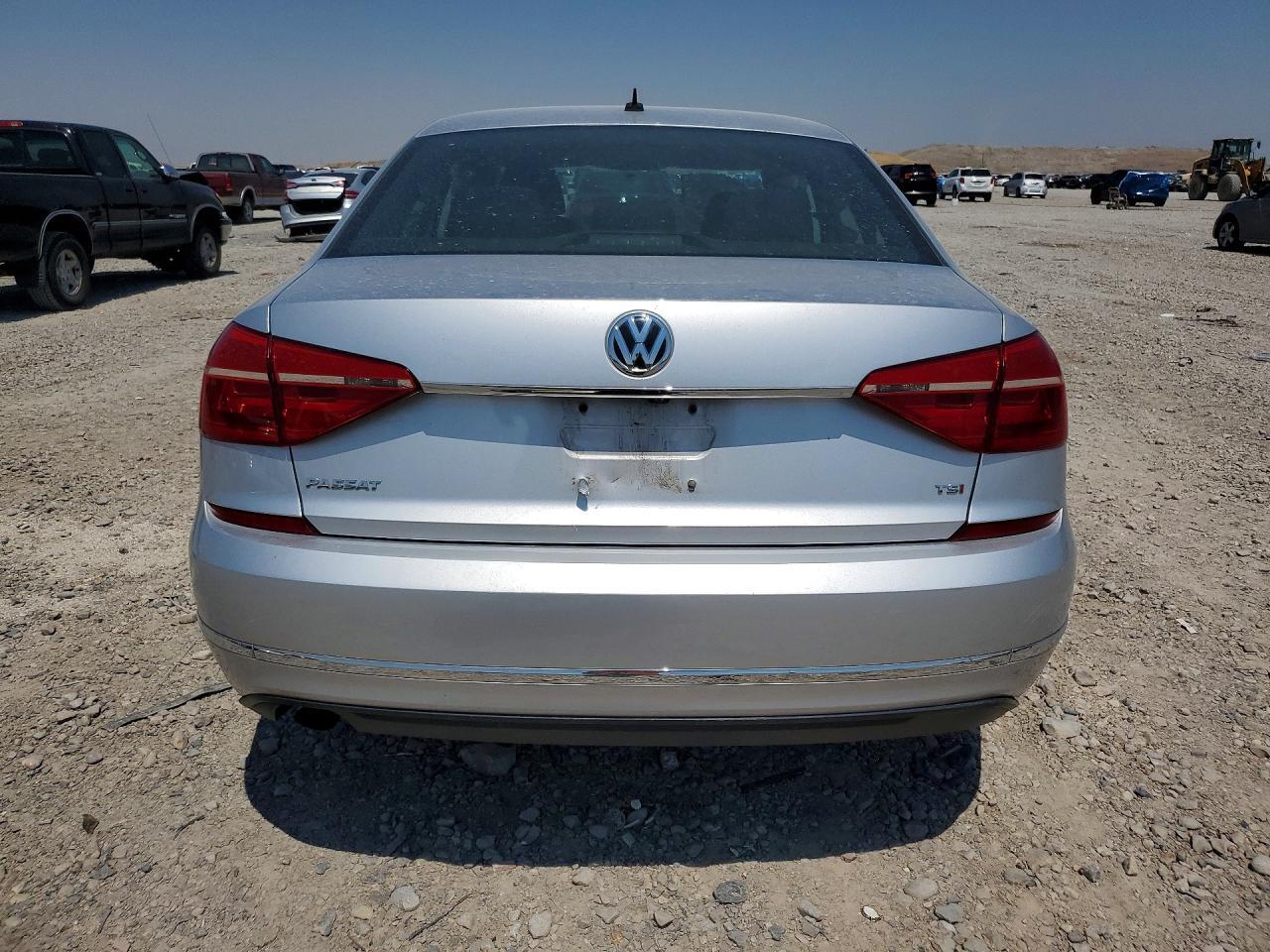 2016 VOLKSWAGEN PASSAT S — Фото 6 из 12