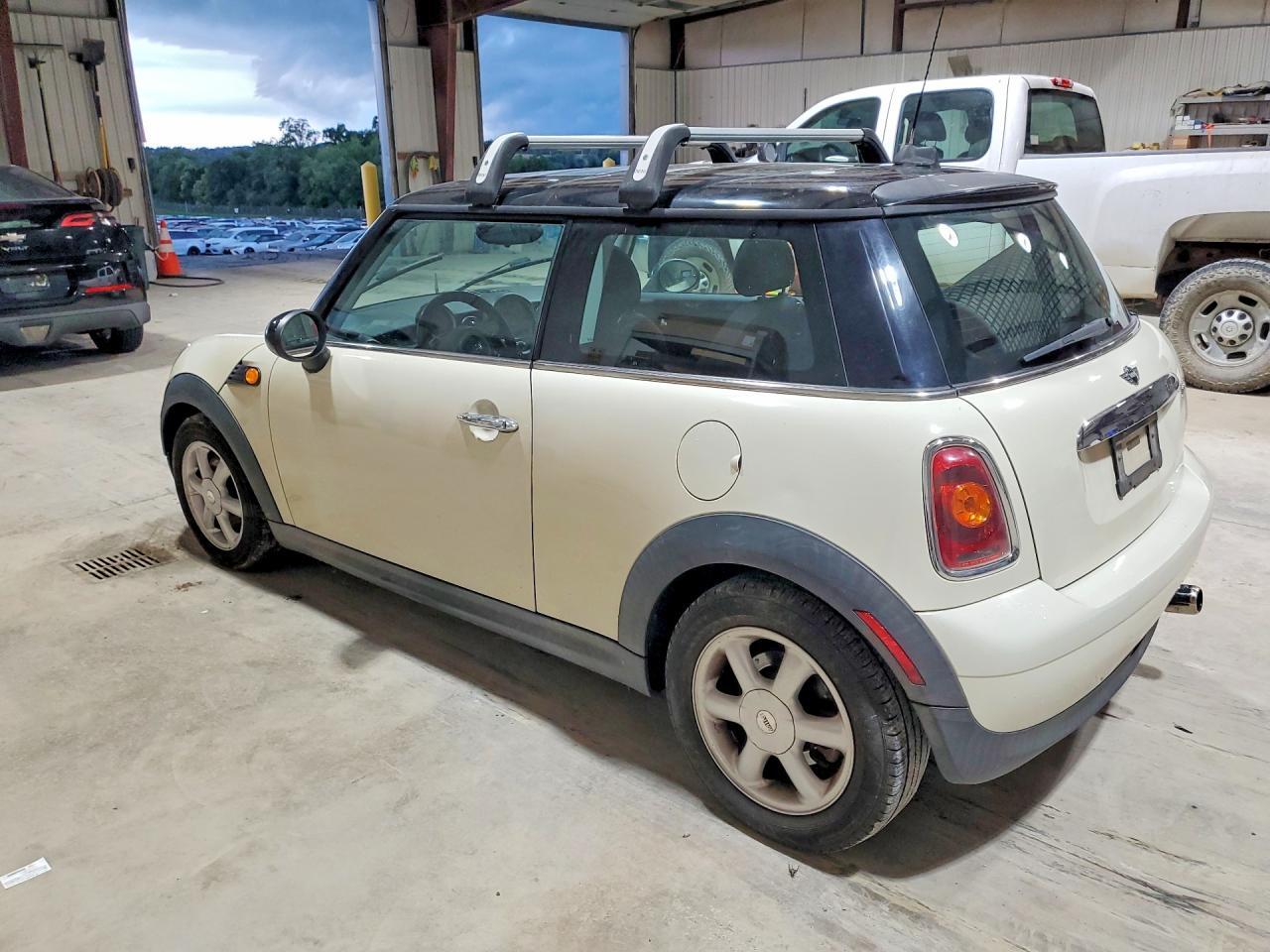 WMWMF33519TW77463 2009 MINI COOPER photo no. 2