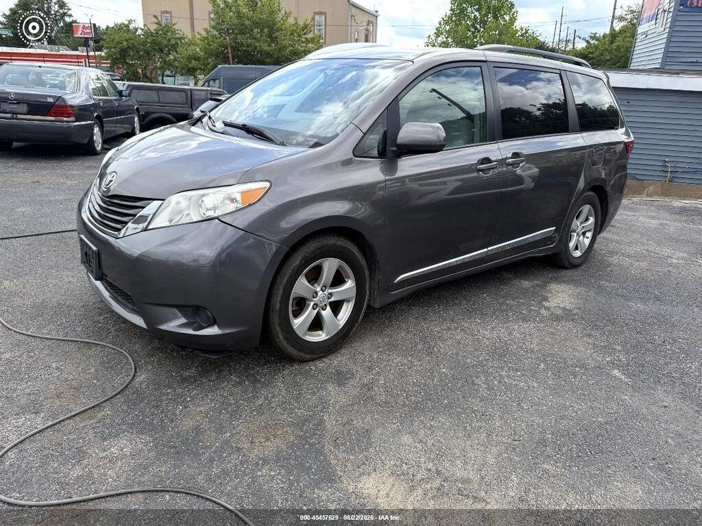 5TDKZ3DC8HS792654 2017 TOYOTA SIENNA photo no. 2
