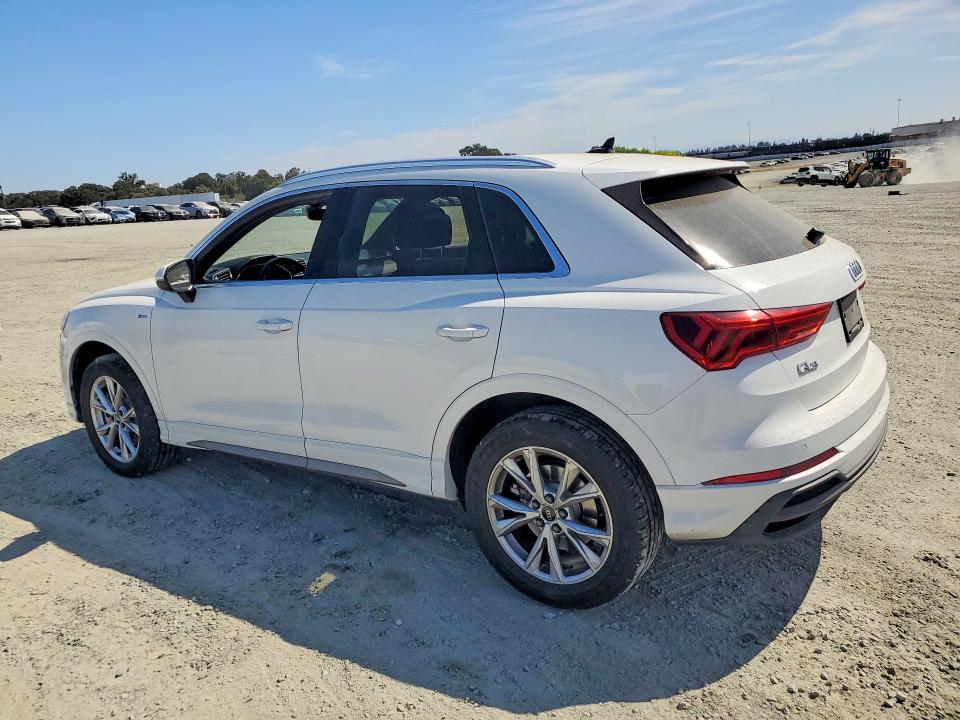 WA1DECF31P1096662 2023 AUDI Q3 photo no. 2