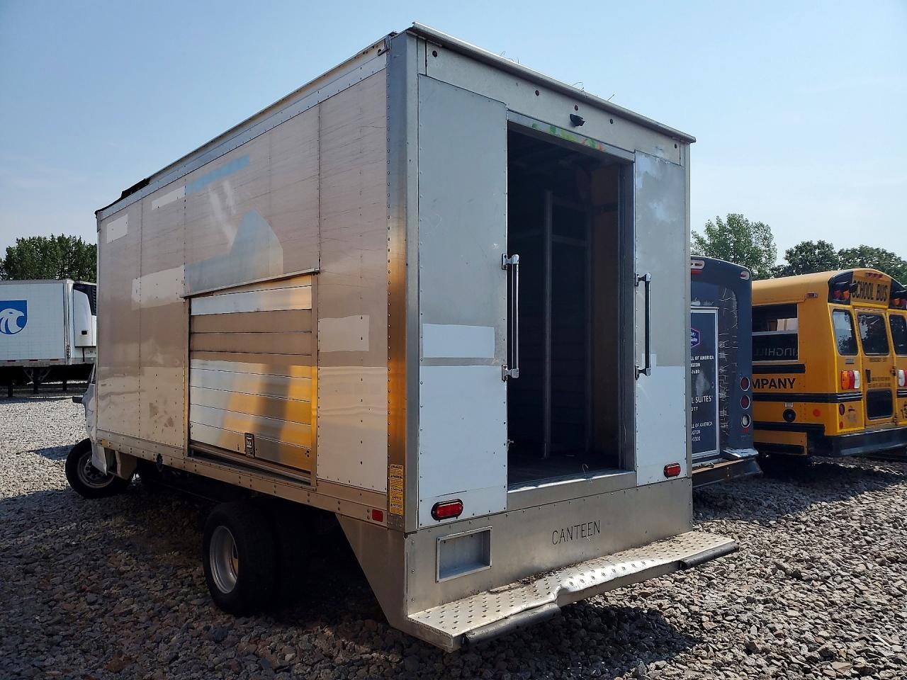 2023 CHEVROLET EXPRESS - REFRIGERATED BOX TRUCK — Фото 2 из 13