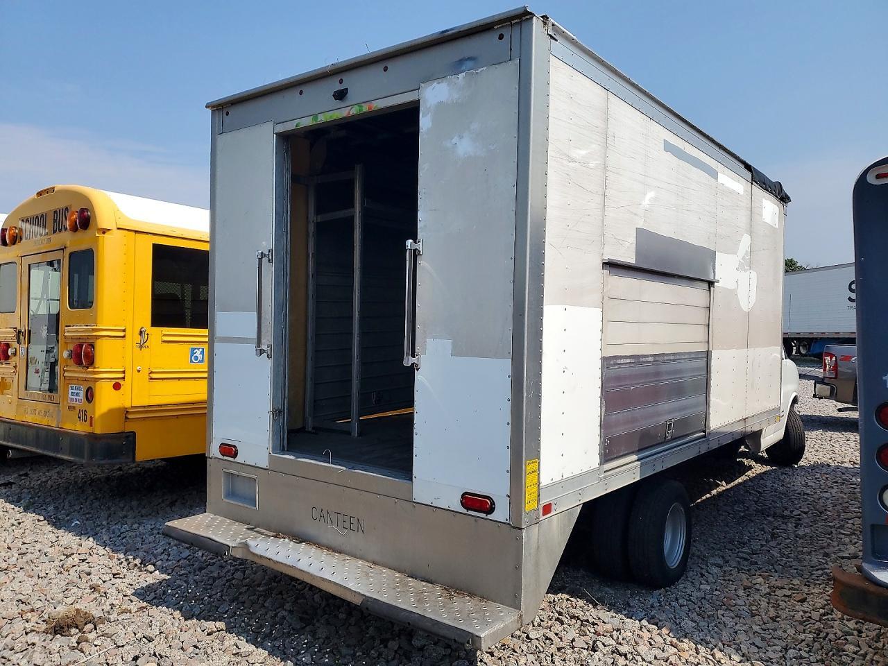 2023 CHEVROLET EXPRESS - REFRIGERATED BOX TRUCK — Фото 3 из 13