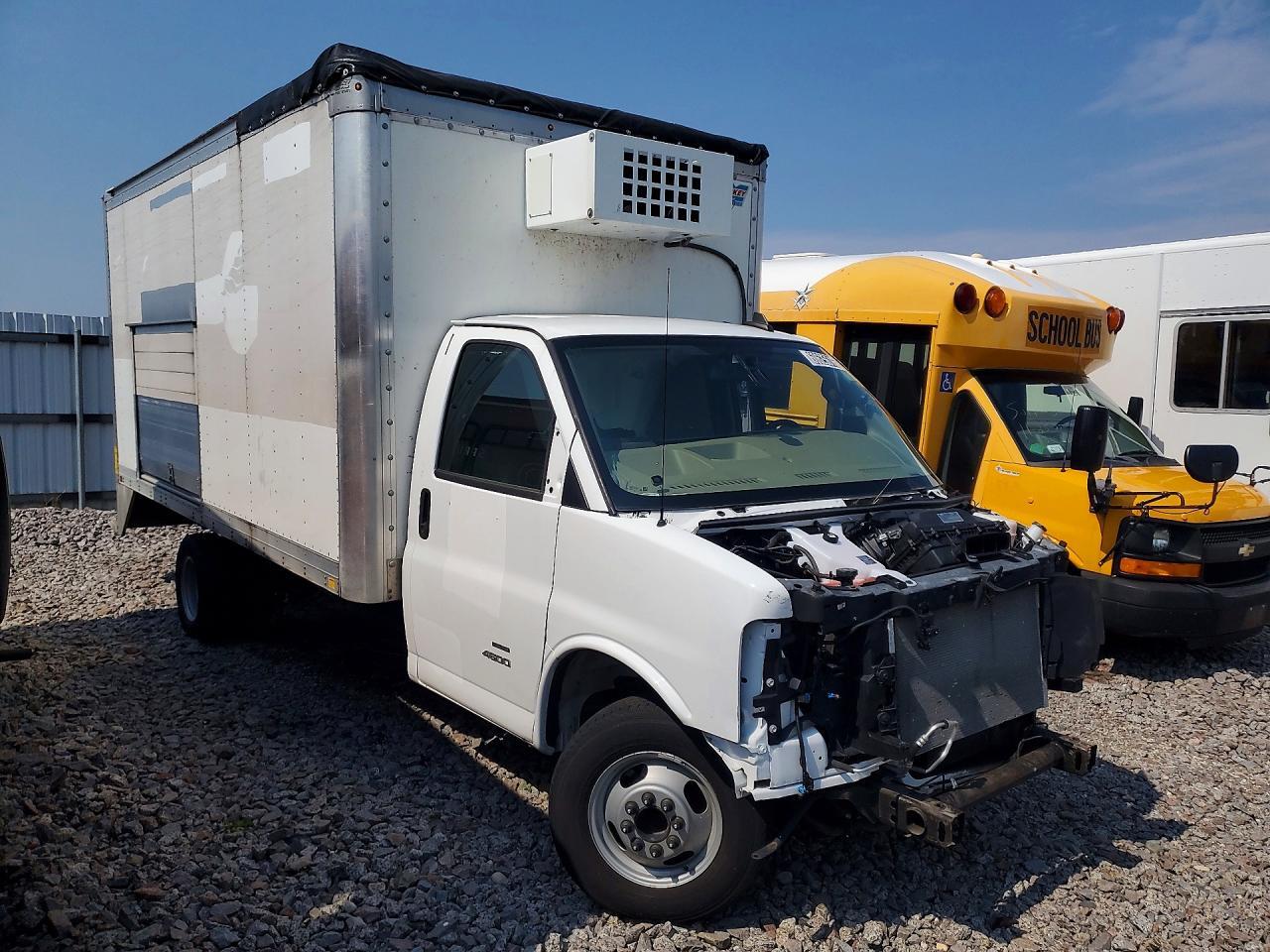 2023 CHEVROLET EXPRESS - REFRIGERATED BOX TRUCK — Фото 4 из 13