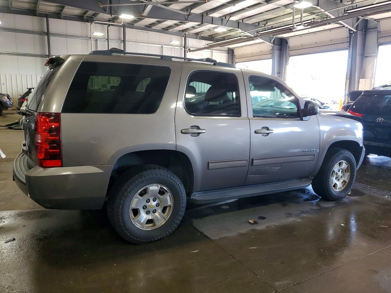 2011 CHEVROLET TAHOE K1500 LS — Фото 3 из 12
