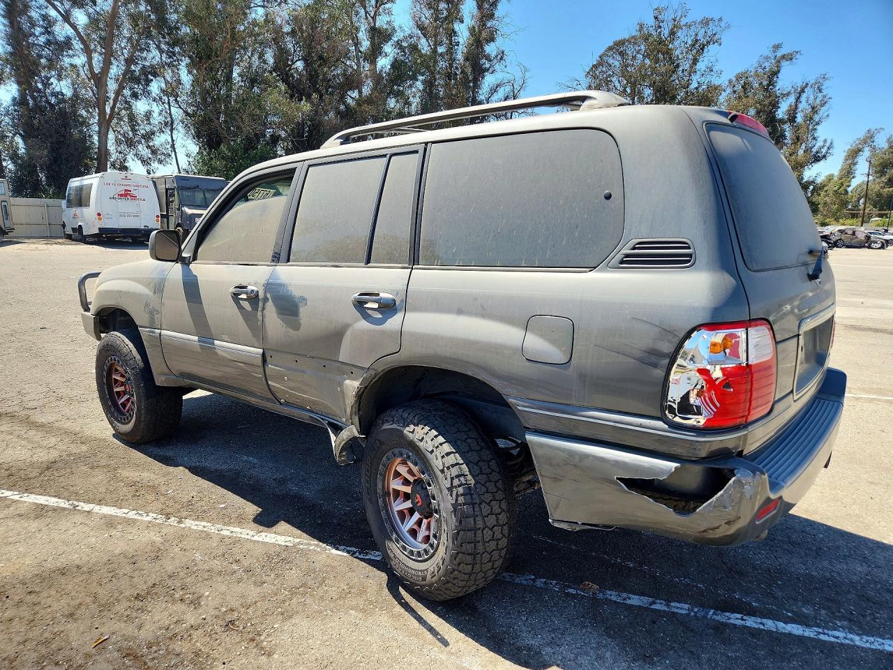 JTJHT00W123521967 2002 LEXUS LX photo no. 2